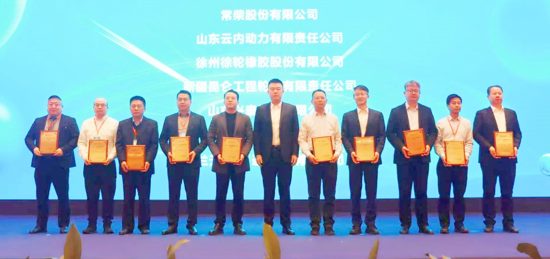 ͼΪ¹«Ë¾¸±¶Ê³¤ÕÅУ¨ÓÒËÄ£©´ú±í¹«Ë¾ÉĮ̈Áì½±_ÍøÕ¾.jpg ±ÒÐÅÇ®°ü