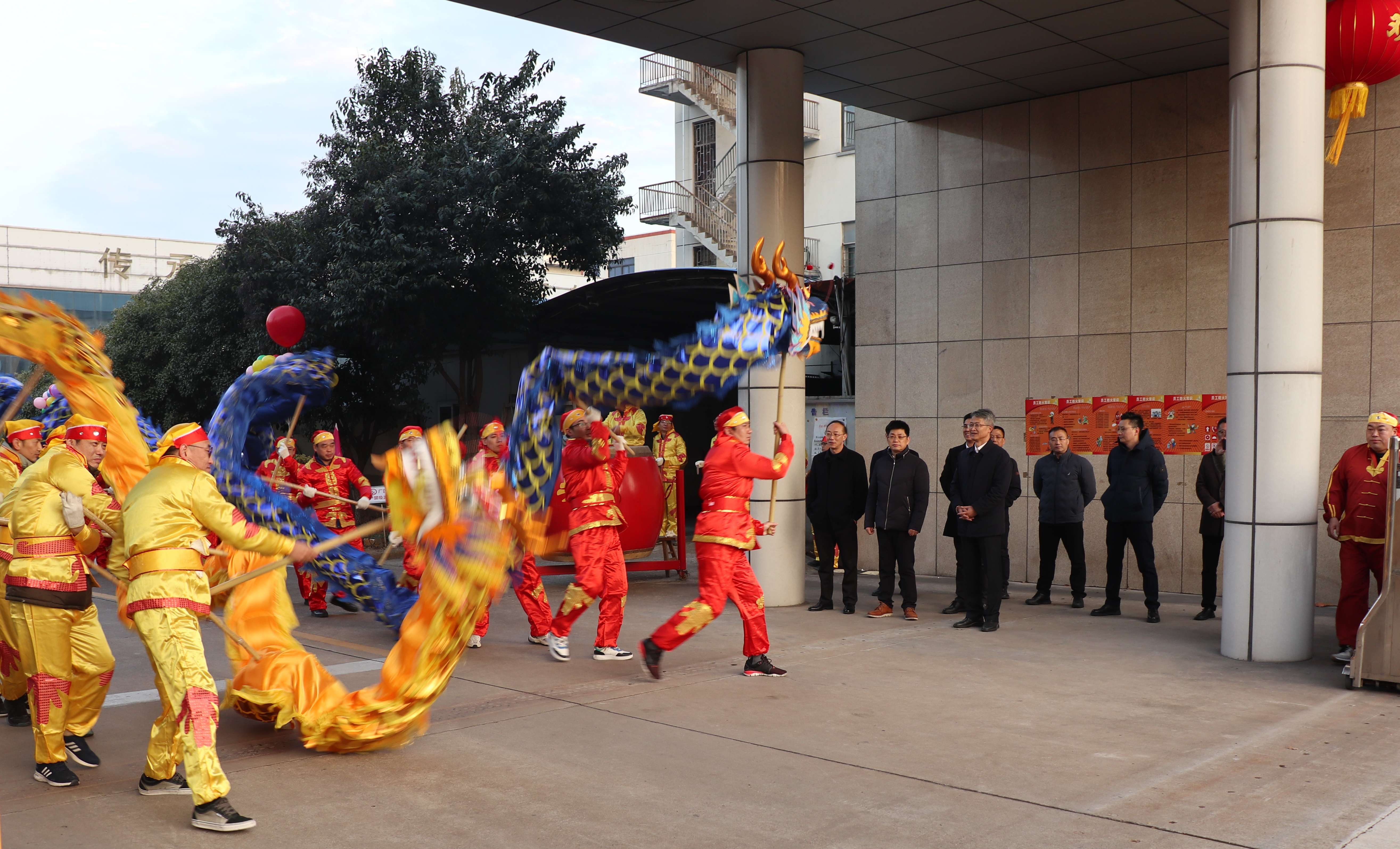 ͼΪÁúÄê´º½ÚºóÊ׸öÊÂÇéÈÕ¹«Ë¾Ïòµ¼ÔÚ´óÃÅ¿ÚÓ½ÓÔ±¹¤_ÍøÕ¾.jpg ±ÒÐÅÇ®°ü