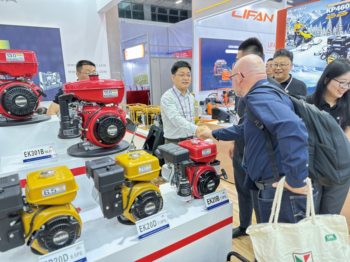 ͼΪ¹«Ë¾×Ü˾Àíл¹úÖÒ£¨×ó¶þ£©Óë¿ÍÉ̽»Á÷_ÍøÕ¾.jpg ±ÒÐÅÇ®°ü